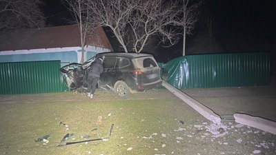 Автомобіль зіткнувся з електроопорою та в’їхав в огорожу будинку