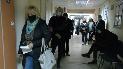 У Луцьку — черги з охочих вакцинуватися від COVID-19