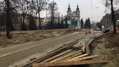 Монтаж трамвайних колій та замощення бруківки: ремонт вулиці Бандери у Львові Монтаж трамвайних колій та замощення бруківки: ремонт вулиці Бандери у Львові