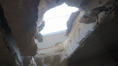 Під час обстрілу Миколаєва корпус російської ракети пробив дах і ще три поверхи будинку Під час обстрілу Миколаєва корпус російської ракети пробив дах і ще три поверхи будинку