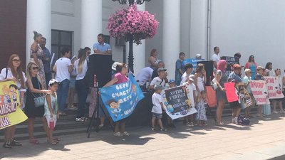 В Одесі мітингували проти дистанційного навчання В Одесі мітингували проти дистанційного навчання