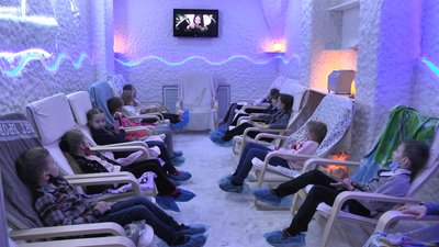 Учні оздоровлюються безкоштовно: у Маріупольській школі працює "Соляна печера"