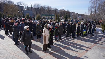 В Конотопі на Сумщині провели в останню путь старшого солдата Андрія Мікулінцева В Конотопі на Сумщині провели в останню путь старшого солдата Андрія Мікулінцева