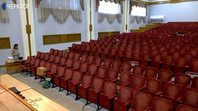 У порожній залі та без випускників: у ЧДТУ відсвяткували випускний У порожній залі та без випускників: у ЧДТУ відсвяткували випускний