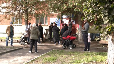 Черга в "Банк одягу" Черга в "Банк одягу"