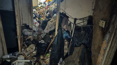 Лучанин збирає сміття у квартирі на Домни Гордіюк Лучанин збирає сміття у квартирі на Домни Гордіюк