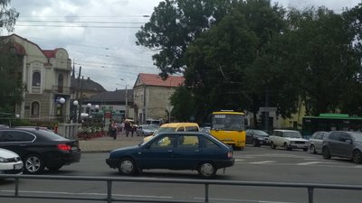 У Луцьку ускладнений рух транспорту біля Центрального ринку У Луцьку ускладнений рух транспорту біля Центрального ринку