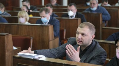 Голосування за транспорт і штовханина на сесії. Рік тому запрацювала міська радаЧернівців Голосування за транспорт і штовханина на сесії. Рік тому запрацювала міська радаЧернівців