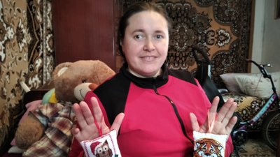 На Житомирщині 16-річна дівчина з ДЦП шиє та продає власні вироби, заробляючи гроші на реабілітацію На Житомирщині 16-річна дівчина з ДЦП шиє та продає власні вироби, заробляючи гроші на реабілітацію