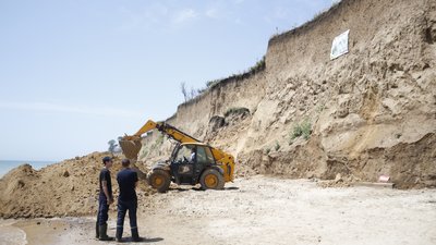 Зсув ґрунту на Одещині: пошуки людей, які могли опинитися під завалом, тривають Зсув ґрунту на Одещині: пошуки людей, які могли опинитися під завалом, тривають