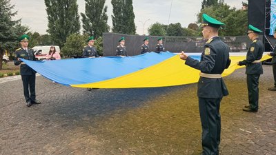 В Ужгороді на найвищий флагшток Закарпаття підняли Державний прапор України