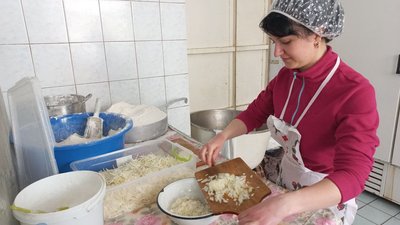 Полтавські викладачі за день печуть більше тисячі пиріжків для бійців