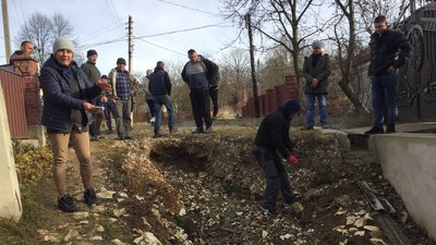 Пів року без дороги: жителі Тернопільщини просять відремонтувати вулицю, яку розмило