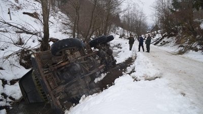 Втікали від рейдової бригади: на Закарпатті вантажівка з ялиною перекинулася в потічок Втікали від рейдової бригади: на Закарпатті вантажівка з ялиною перекинулася в потічок