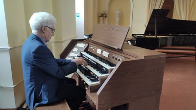 Віктор Лияк грає на органі в Кременці Віктор Лияк грає на органі в Кременці