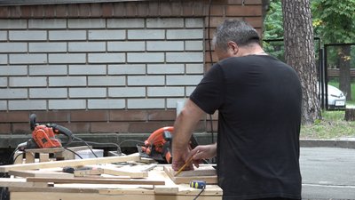 "Фактично зі сміття робиться непогана річ". Нове життя старим меблям для шелтера дає переселенець з Лисичанська "Фактично зі сміття робиться непогана річ". Нове життя старим меблям для шелтера дає переселенець з Лисичанська