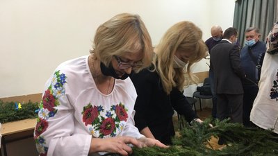 У Львові рідні Героїв Небесної Сотні прикрасили різдвяними віночками Меморіал У Львові рідні Героїв Небесної Сотні прикрасили різдвяними віночками Меморіал