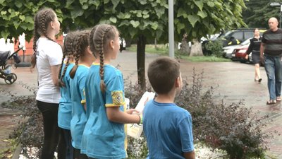 Стрічка до стрічки – як черкаські школярі збирають гроші на бронежилети та дрони для ЗСУ Стрічка до стрічки – як черкаські школярі збирають гроші на бронежилети та дрони для ЗСУ