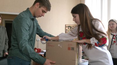 Шкільне приладдя, книги та солодощі Шкільне приладдя, книги та солодощі