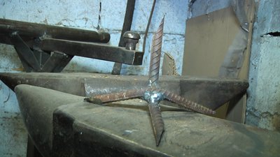 Житомирянин у мирний час виготовляв лицарські обладунки, а тепер робить бронежилети та їжаки Житомирянин у мирний час виготовляв лицарські обладунки, а тепер робить бронежилети та їжаки