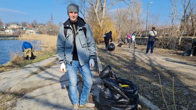 70 пакетів сміття за 4 години. Рибалки прибирали на набережній Інгул у Кропивницькому 70 пакетів сміття за 4 години. Рибалки прибирали на набережній Інгул у Кропивницькому