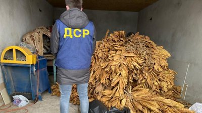 У Житомирі організованій групі повідомили про підозру –реалізовували тютюн сумнівної якості У Житомирі організованій групі повідомили про підозру –реалізовували тютюн сумнівної якості