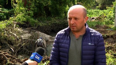 Житомирводоканал замінює частину каналізаційної труби, де стався прорив Житомирводоканал замінює частину каналізаційної труби, де стався прорив