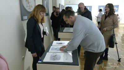 Доступна для людей з вадами зору: у Луцьку відкрилась виставка порцеляни Доступна для людей з вадами зору: у Луцьку відкрилась виставка порцеляни