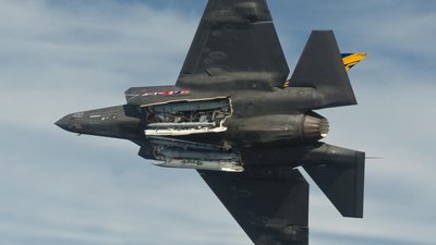 Літак, оснащений крилатою авіаційною бомбою Joint Standoff Weapon