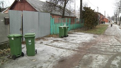 У Житомирі жителям приватних будинків роздали 4 тисячі індивідуальних сміттєвих баків У Житомирі жителям приватних будинків роздали 4 тисячі індивідуальних сміттєвих баків