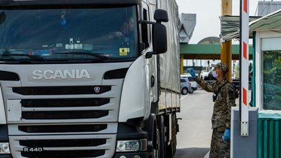 Луцькі прикордонники вручили постанови двом іноземця, які перевищили швидкість
