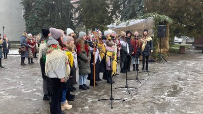 На Тернопільщині провели фестиваль колядників "Різдвяний промінь перемоги" На Тернопільщині провели фестиваль колядників "Різдвяний промінь перемоги"