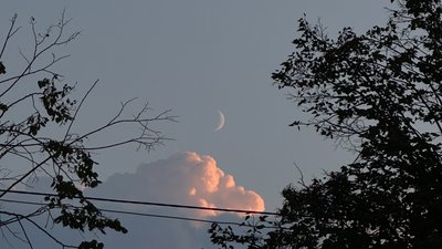Місяць над хмарами на заході сонця