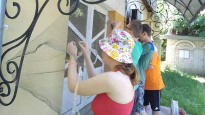 Херсонські діти плетуть сітки для українських військових на Івано-Франківщині