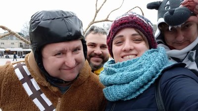 Програв політичне парі: у Рівному чоловік в костюмі оленя тягнув вело каву Програв політичне парі: у Рівному чоловік в костюмі оленя тягнув вело каву