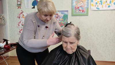 У Полтаві безплатно стрижуть переселенців, які переїхали із областей, де тривають обстріли