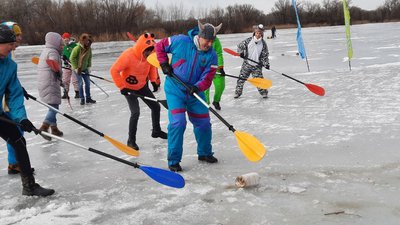 Замість ключок – весла. Дніпровські каякери вигадали нову гру "Весло-хокей" Замість ключок – весла. Дніпровські каякери вигадали нову гру "Весло-хокей"