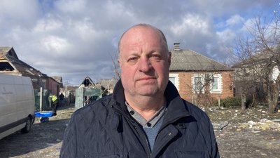 Власник зруйнованої ракетами будівлі у Золочеві Анатолій Тільнов, 6 лютого 2024 року