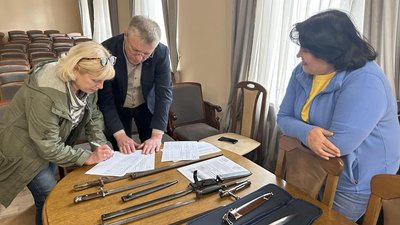 Львівські митники передали музеям старовинну зброю, яку вилучили на кордоні Львівські митники передали музеям старовинну зброю, яку вилучили на кордоні