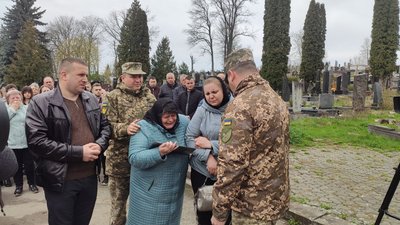 У Тернополі попрощалися з волонтером, військовослужбовцем Віталієм Заверухою У Тернополі попрощалися з волонтером, військовослужбовцем Віталієм Заверухою