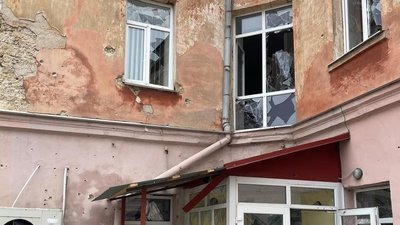 Херсон, обстріли, лікарня, пошкодження, вікна, уламки