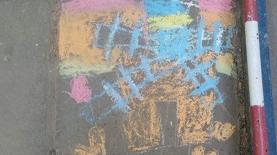 Суботник з привітаннями "Слава Україні!" та дитячі малюнки на асфальті. Як проходять будні херсонців