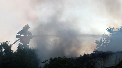 Пожежу вдалося приборкати у тих масштабах, яких вона набула на момент прибуття. Фото: ГУ ДСНС у Хмельницькій області Пожежу вдалося приборкати у тих масштабах, яких вона набула на момент прибуття. Фото: ГУ ДСНС у Хмельницькій області