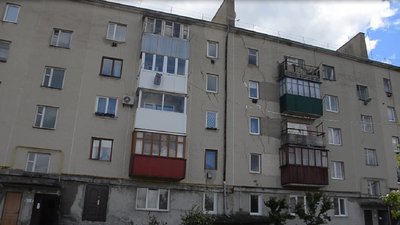 Мешканці Борщова просять допомоги у влади, щоб їхню п'ятиповерхівку відремонтували