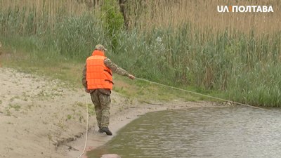Водолаз Сергій Жорник направляє Михайла білаш за допомогу мотузки Водолаз Сергій Жорник направляє Михайла білаш за допомогу мотузки
