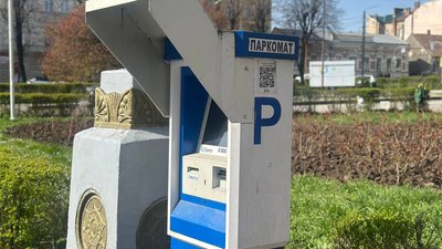 Паркомат на Соборній площі у Чернівцях, який демонтують