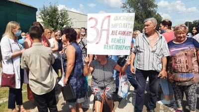 "Врятуємо Валківську лікарню": на Харківщині протестують медики "Врятуємо Валківську лікарню": на Харківщині протестують медики