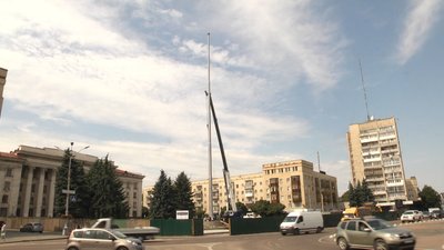 На майдані Соборному у Житомирі встановили 50-метровий флагшток