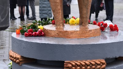 У Сумах вшанували пам’ять жертв голодоморів У Сумах вшанували пам’ять жертв голодоморів