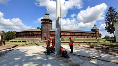 У Батурині почали встановлювати 30-метровий флагшток